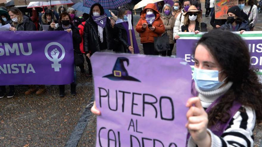 Movilización feminista en la plaza Mayor de Gijón