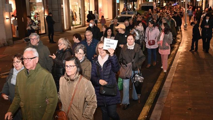 Los ciudadanos se fueron uniendo a la marcha a medida que recorría el centro de Pontevedra.
