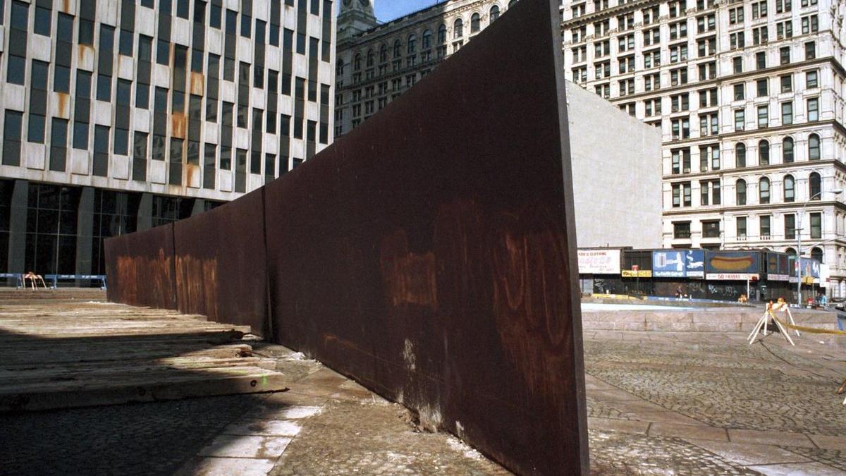 &#039;Tilted Arc&#039;, la pieza de Richard Serra instalada en la Federal Plaza de Manhattan, poco antes de ser retirada en 1989.