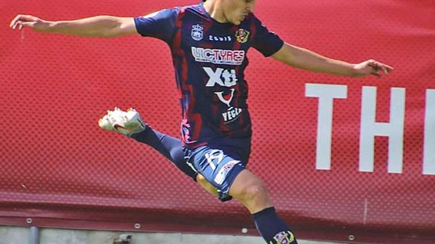 Christian Perales en un partido con el Yeclano.