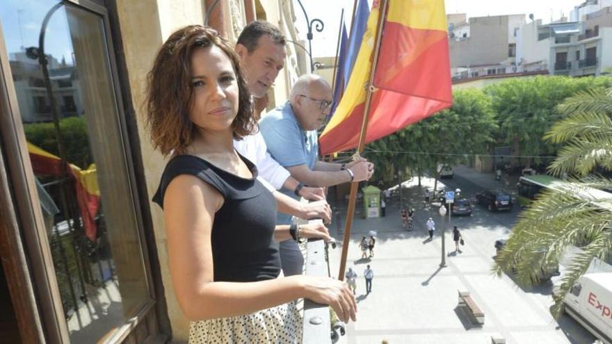 Diana Palazón en el balcón del Ayuntamiento, con Carlos González y José Perez