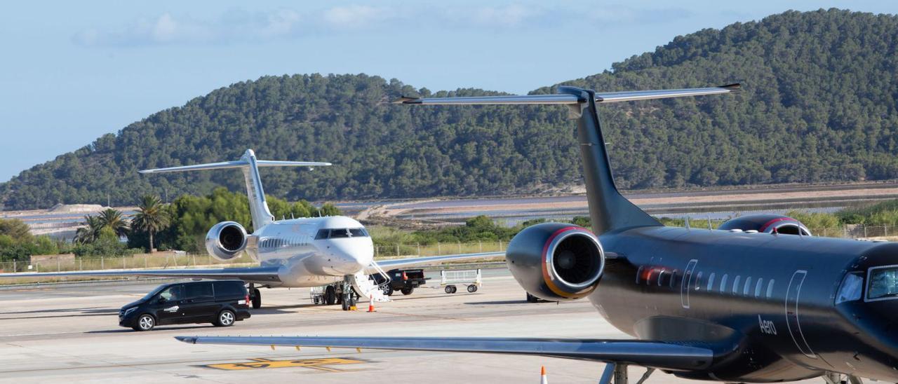 Dos aviones privados estacionados en la plataforma del aeropuerto de Eivissa, el pasado mes de julio. | VICENT MARÍ