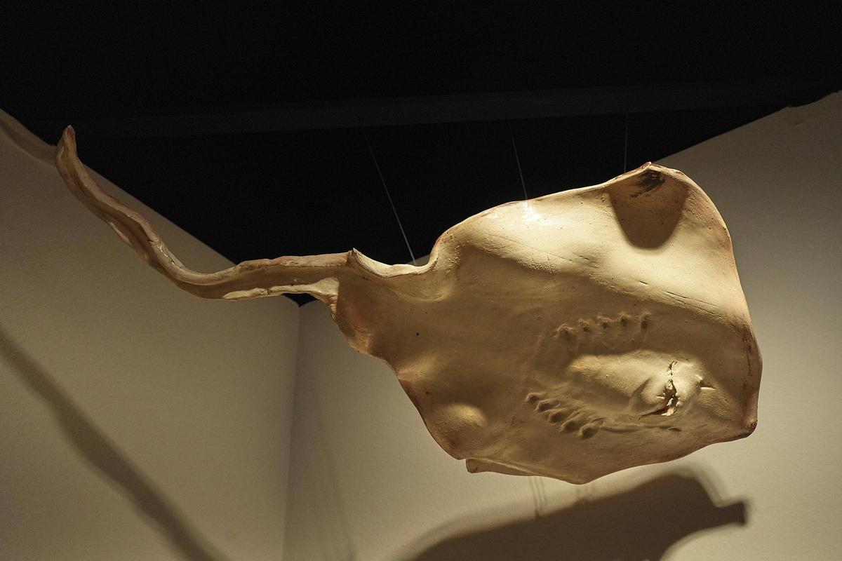 Un peix manta de ceràmica de l'exposició "Mar de Terra, Terra de Mar" de Joan Mateu a Les Bernardes de Salt.