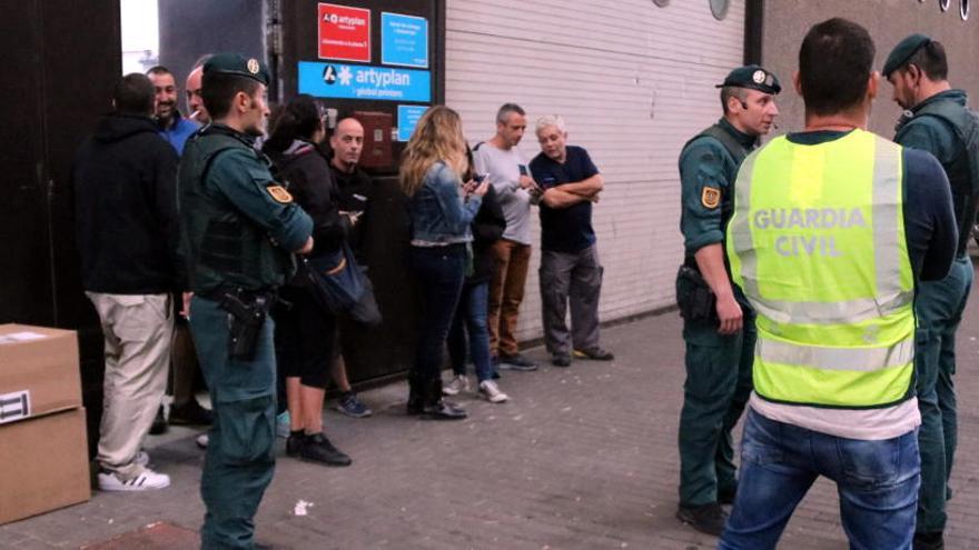 Imatge d&#039;agents de la Guàrdia Civil a la porta de la impremta.