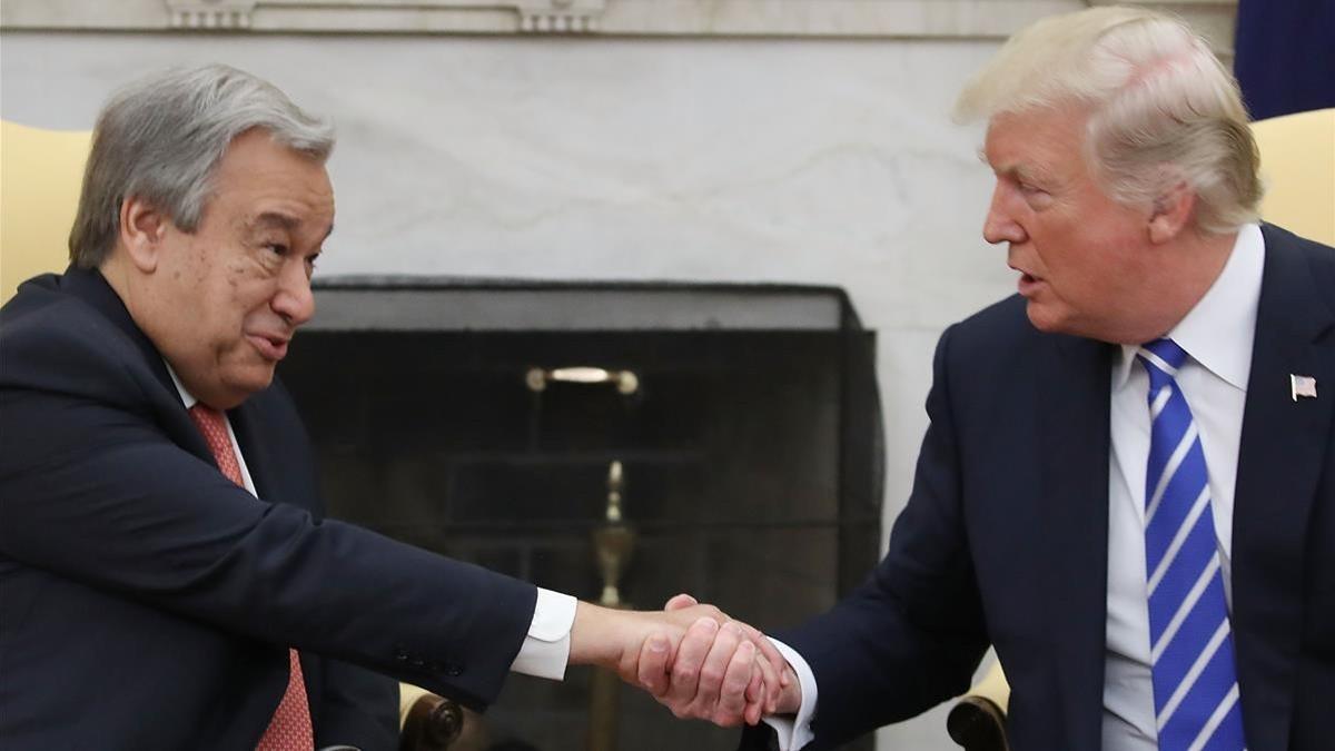 Trump (derecha) estrecha la mano del secretario general de la ONU, António Guterres, en un encuentro en la Casa Blanca, el 20 de octubre.