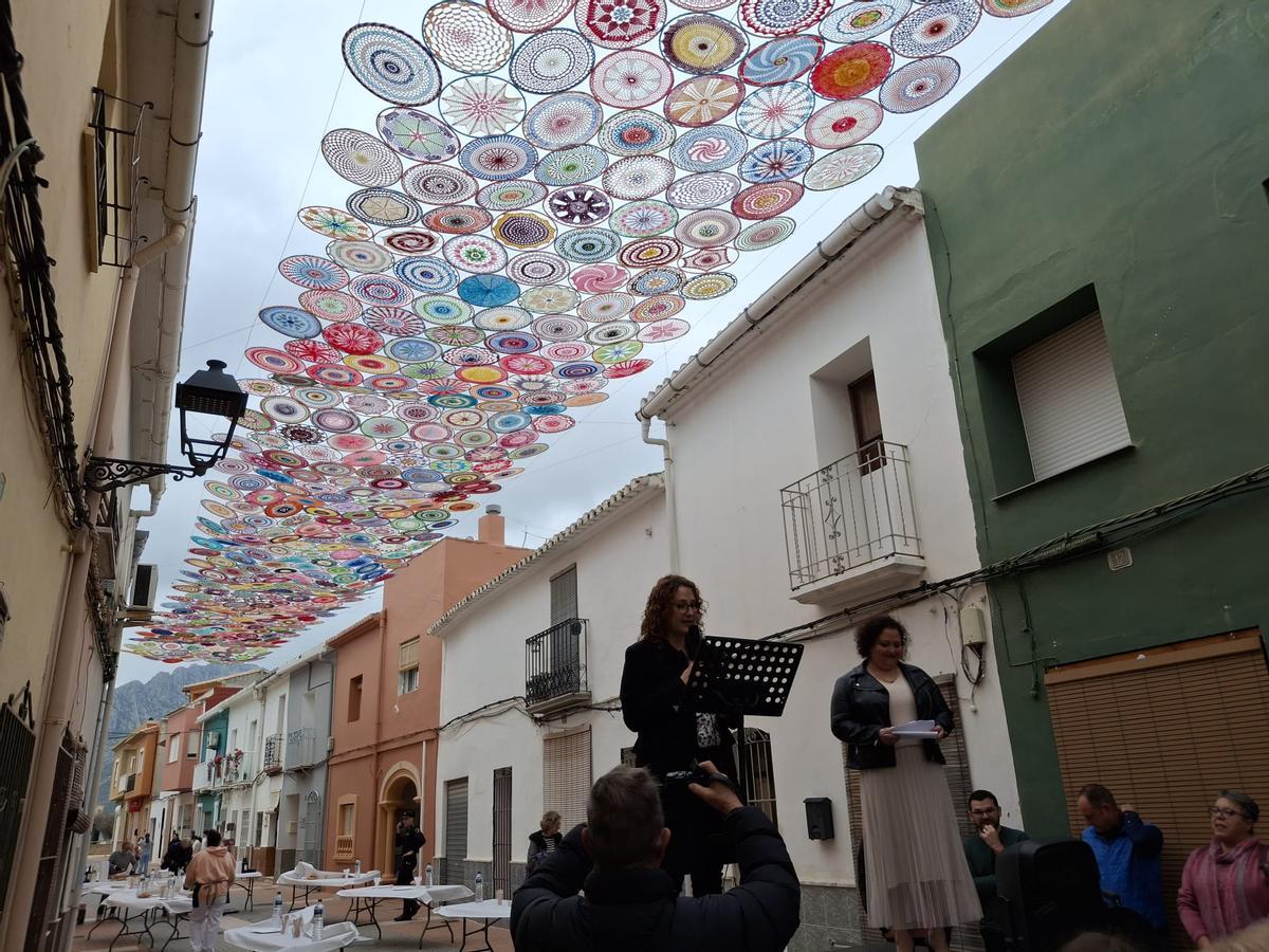 Las mujeres transforman Els Poblets: 1.400 mandalas se entrelazan sobre el Carrer Major (imágenes)