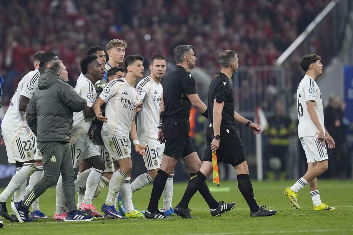 Los jugadores del Real Madrid, tras caer ante el Bayern.