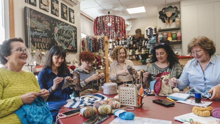 Lola García (segunda por la derecha)  en su centro creativo Hilokune , con alumnas de uno de sus grupos formativos