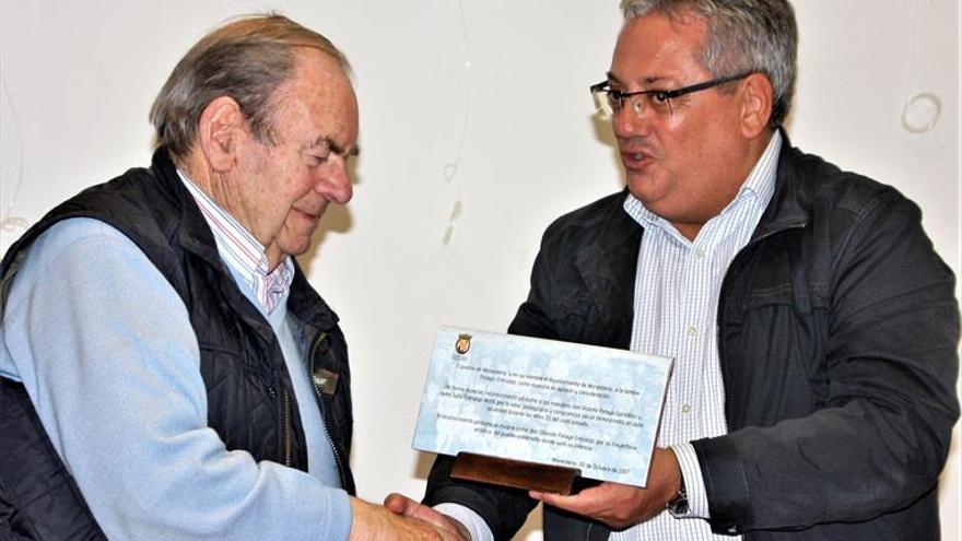 El Ayuntamiento de Monesterio reconoce a título póstumo la labor de dos maestros