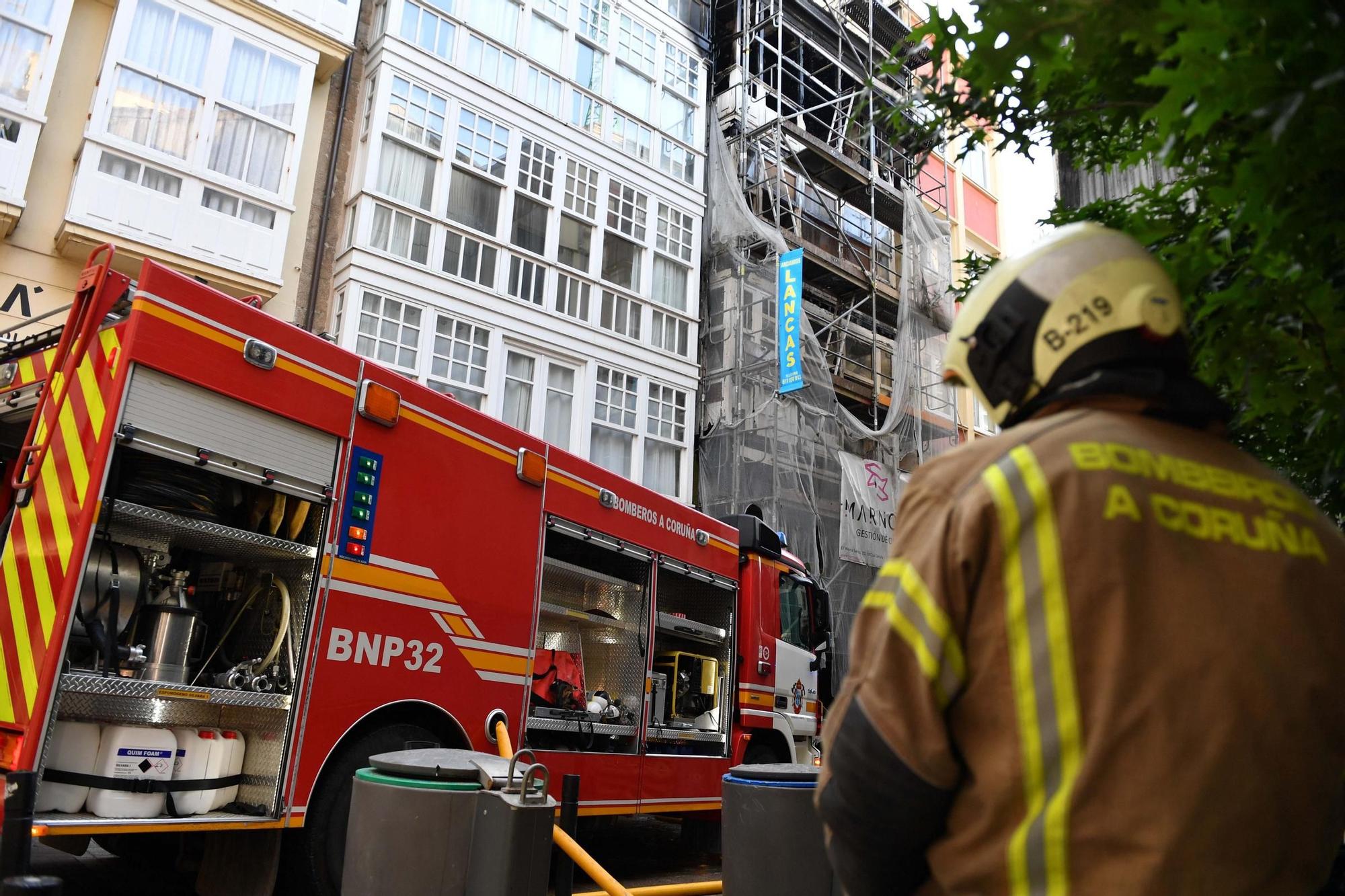 Un incendio en un edificio ocupado de la calle Barrera obliga a desalojar otros seis inmuebles