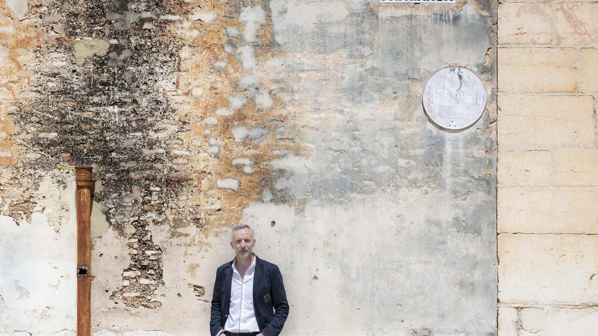 Javier Alandes en la Plaza del Patriarca, uno de los escenarios de la novela