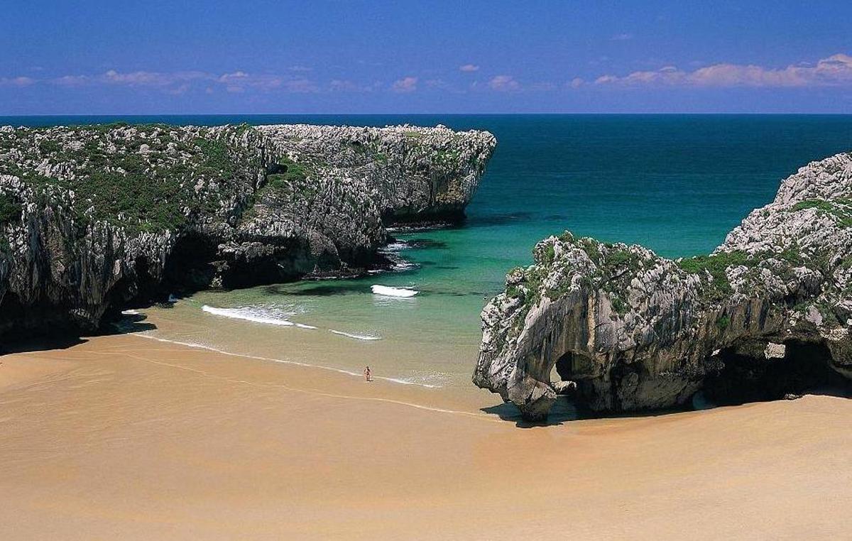 Playa de Cuevas del Mar, en Llanes