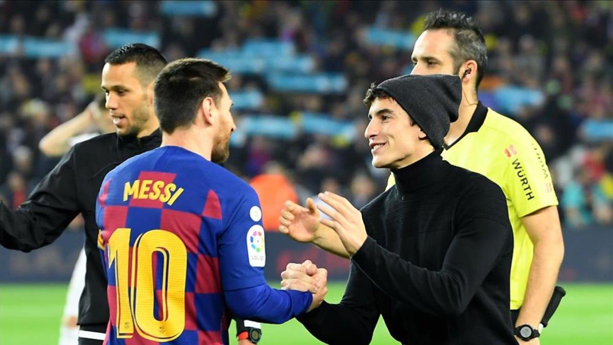 Leo Messi saludó a Marc Màrquez antes del saque de honor del piloto