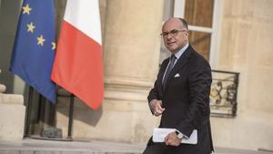 ETI723 PARÍS (FRANCIA), 06/12/2016.- Fotografía de archivo fechada el 27 de julio de 2016 que muestra al ministro del Interior francés, Bernard Cazeneuve, llegando al palacio del Elíseo en París, Francia. El presidente francés, François Hollande, nombró hoy, 6 de diciembre de 2016, a Cazeneuve primer ministro en sustitución de Manuel Valls, quien ha dimitido de su cargo para presentarse como candidato a la presidencia de la República. EFE/Christophe Petit Tesson