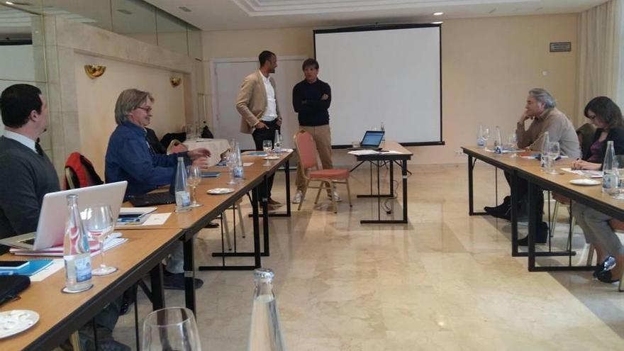 Toni Nadal, junto a Molango, ayer durante su clase.