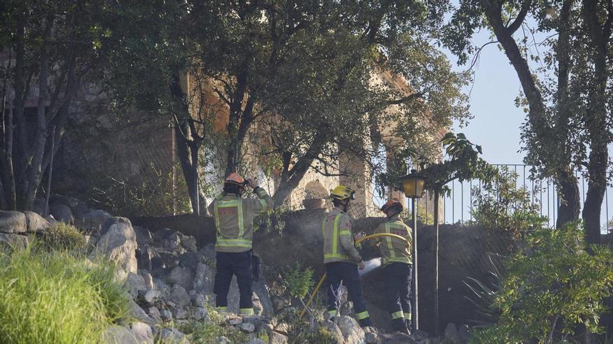 Galeria de fotos: l'incendi de les Gavarres calcina una casa a Calonge