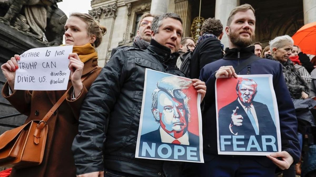 Protesta contra la orden ejecutiva de Trump de vetar a refugiados e inmigrantes de siete países musulmanes, en Bruselas, este lunes.