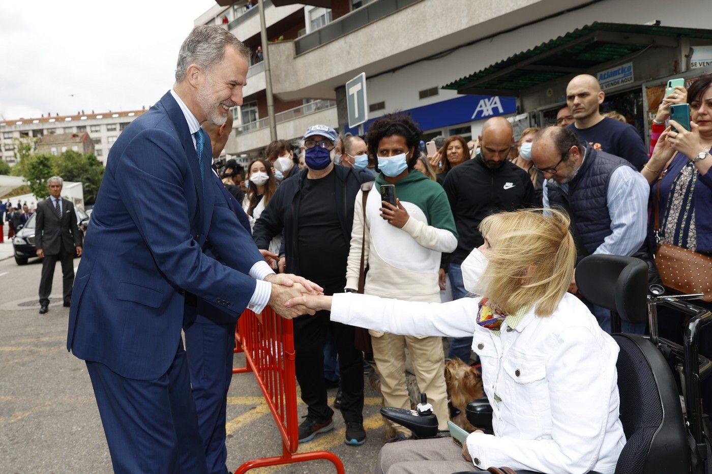 El Rey saluda a la gente congregada en la puerta