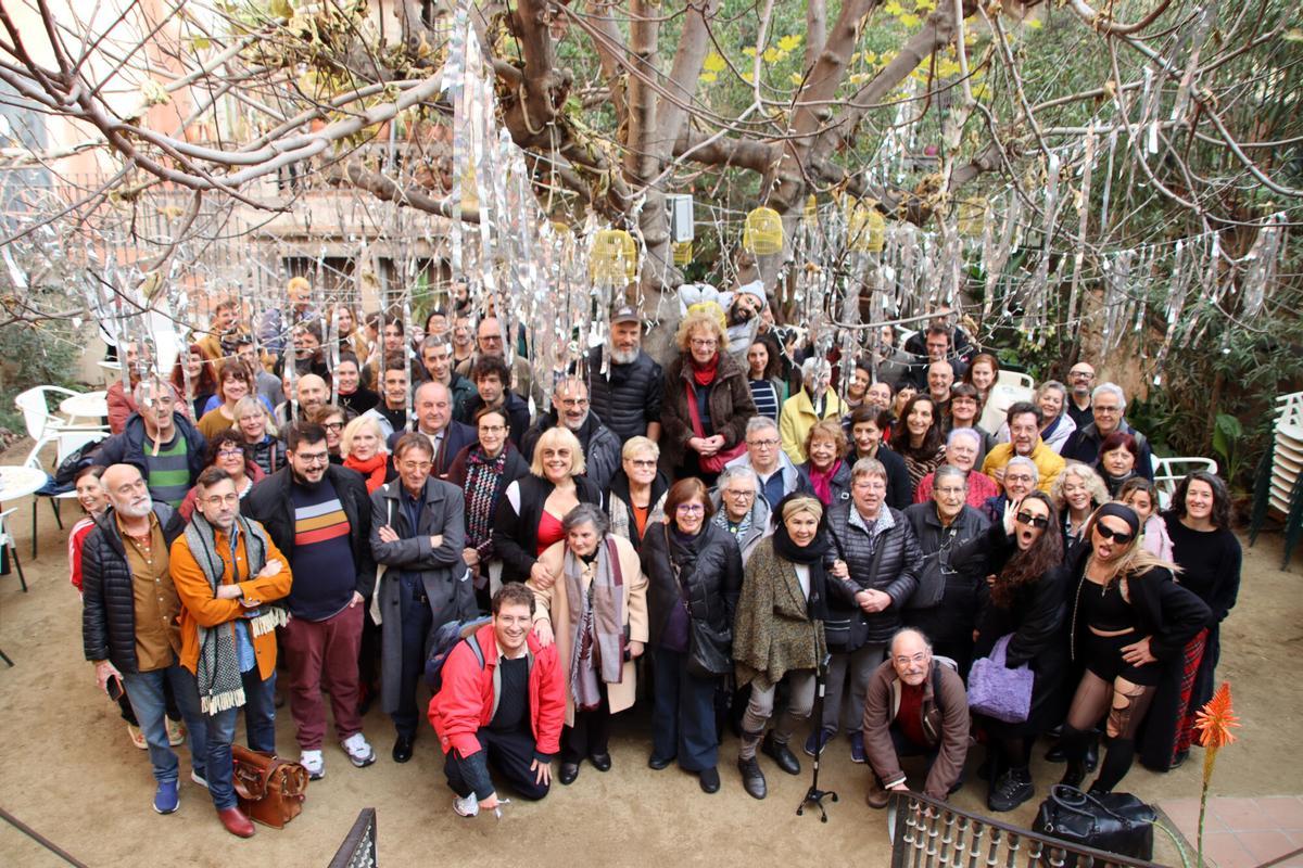 Vecinos y colaboradores del Antic Teatre de Barcelona, ​​en el patio.