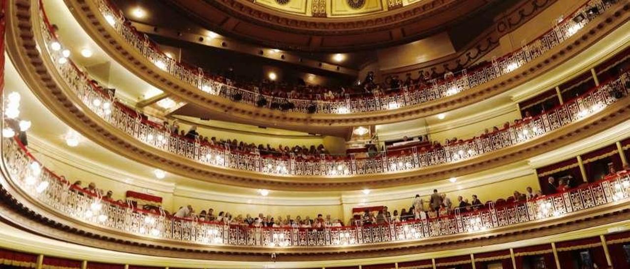 Público en la gala por el 120.º aniversario del Colegio de Médicos de Asturias, celebrada en el Campoamor el pasado 28 de junio.