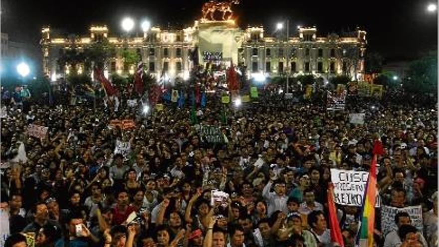 Multitudinàries protestes contra Keiko Fujimori al Perú