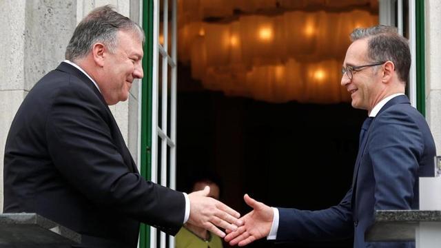 El secretario de Estado de EEUU, Mike Pompeo, saluda al ministro de Exteriores alemán, Heiko Maas, este viernes en Berlín.