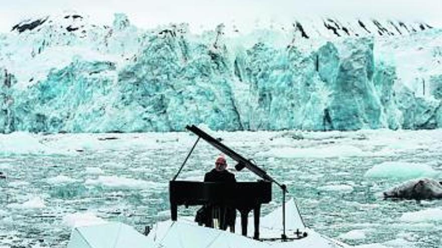 Ludovico Einaudi, al piano sobre una plataforma flotante, en mitad del Ártico.