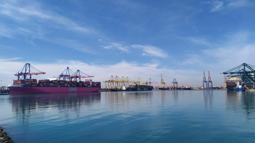 La guerra de Ucrania, la energía y las materias primas pasan factura al Puerto de València