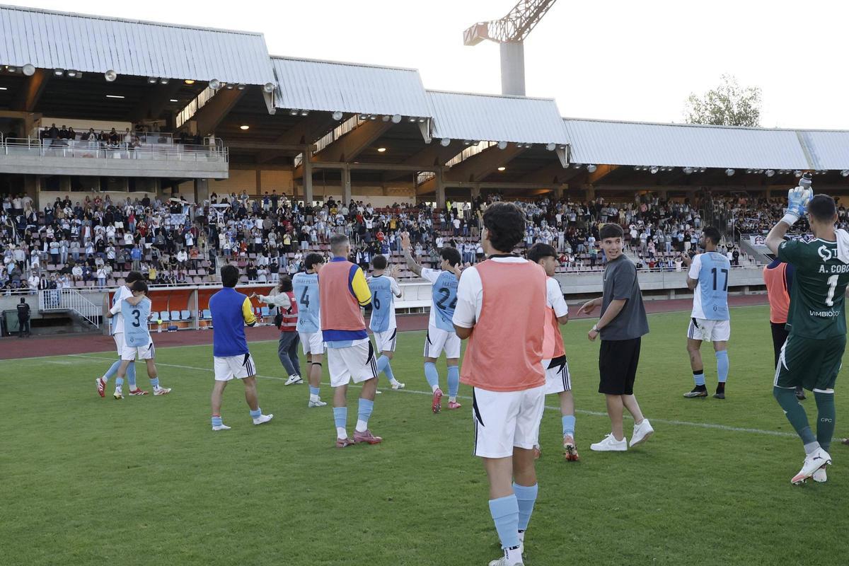 Los jugadores del Compos celebran tras un partido en San Lázaro.