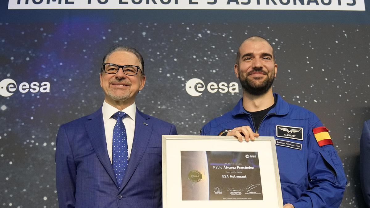El director de la ESA Josef Aschbacher (I) y el astronauta español Pablo Alvarez Fernandez.