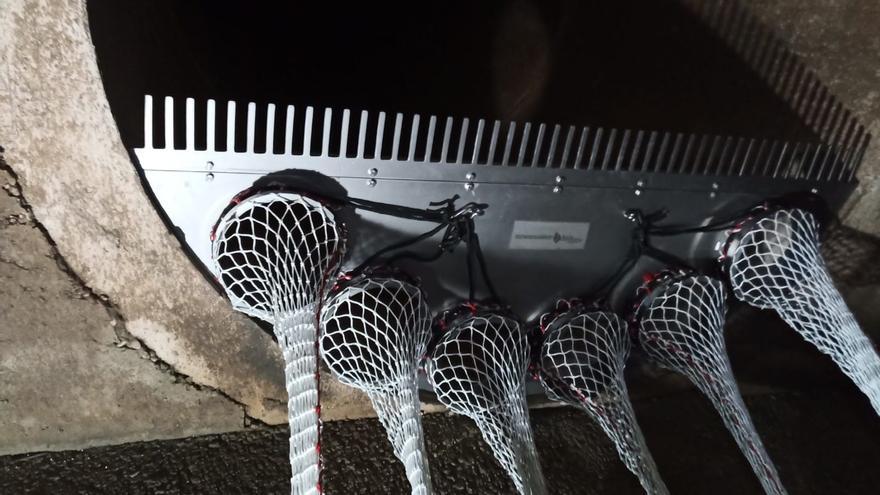 Retirada de uno de los sistemas de contención de toallitas