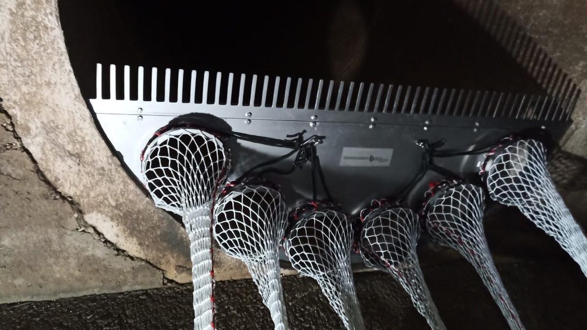 Retirada de uno de los sistemas de contención de toallitas