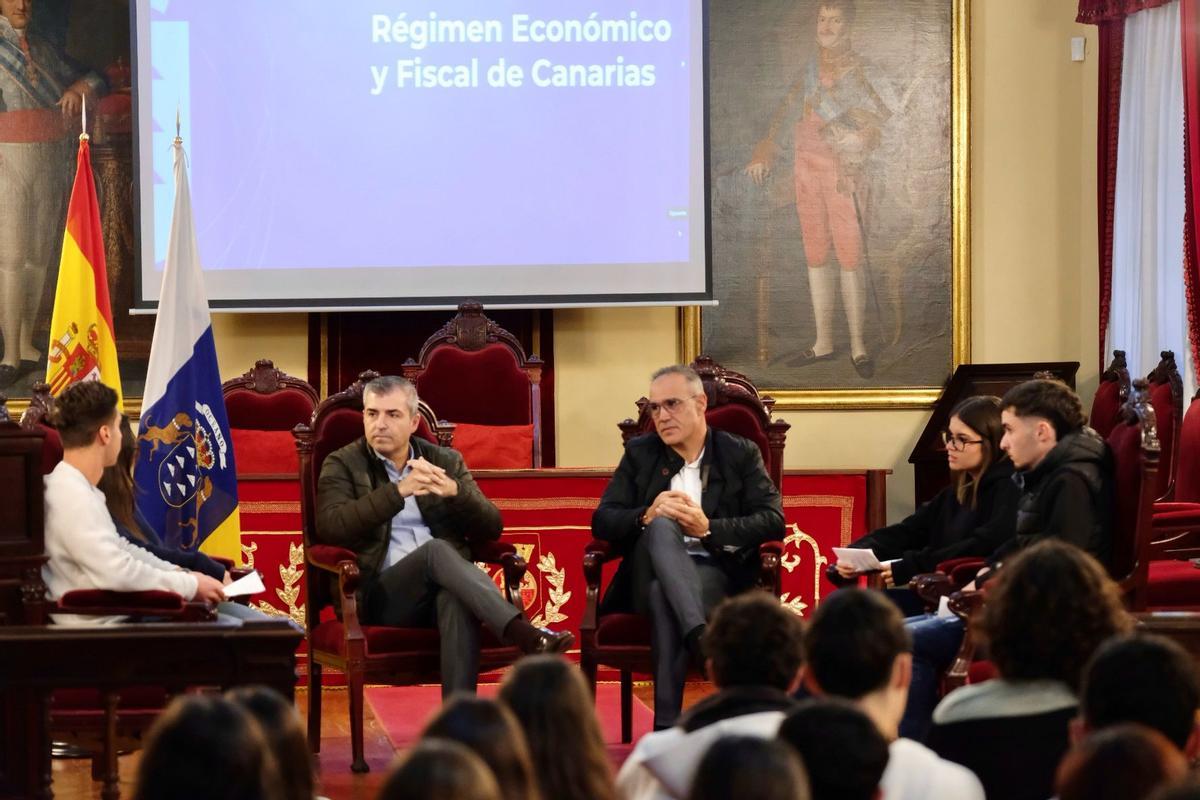Un momento de la entrevista de los alumnos del Cabrera Pinto al vicepresidente de Canarias y el comisionado del REF.