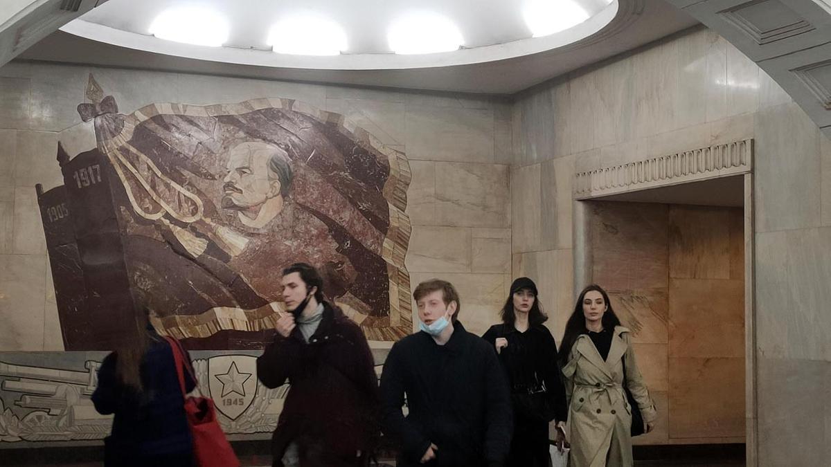 Mural en el que aparece Lenin en la estación de metro de Baumanskaya.