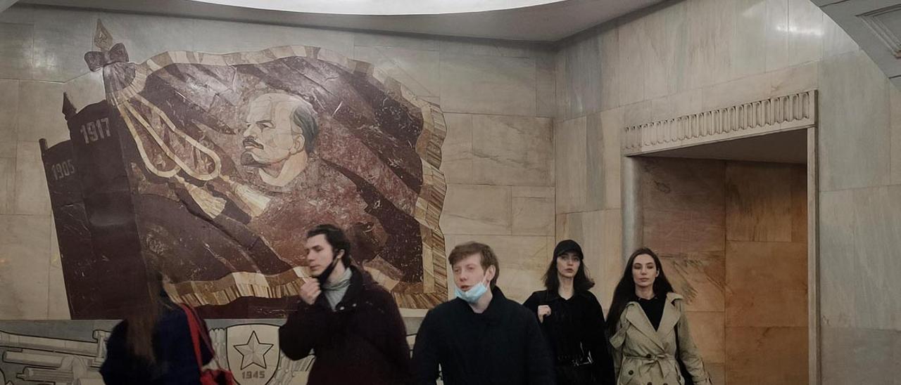 Mural en el que aparece Lenin en la estación de metro de Baumanskaya.