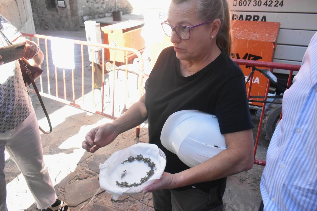 Galería | Así es la pequeña corona de la Virgen del Arco de la Estrella de Cáceres