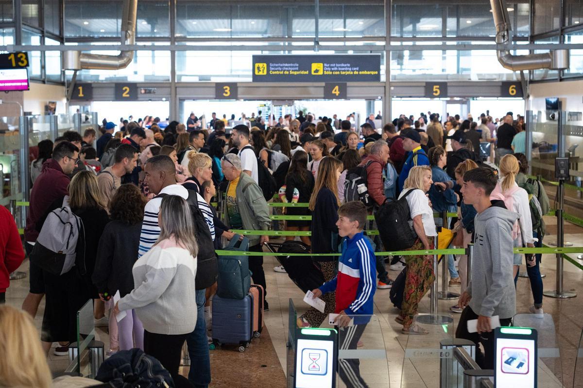Colas para pasar los controles de seguridad en el aeropuerto Tenerife Norte-Ciudad de La Laguna.