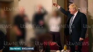 Nuevas fotos del 'partygate' muestran a Boris Johnson brindando en Downing Street