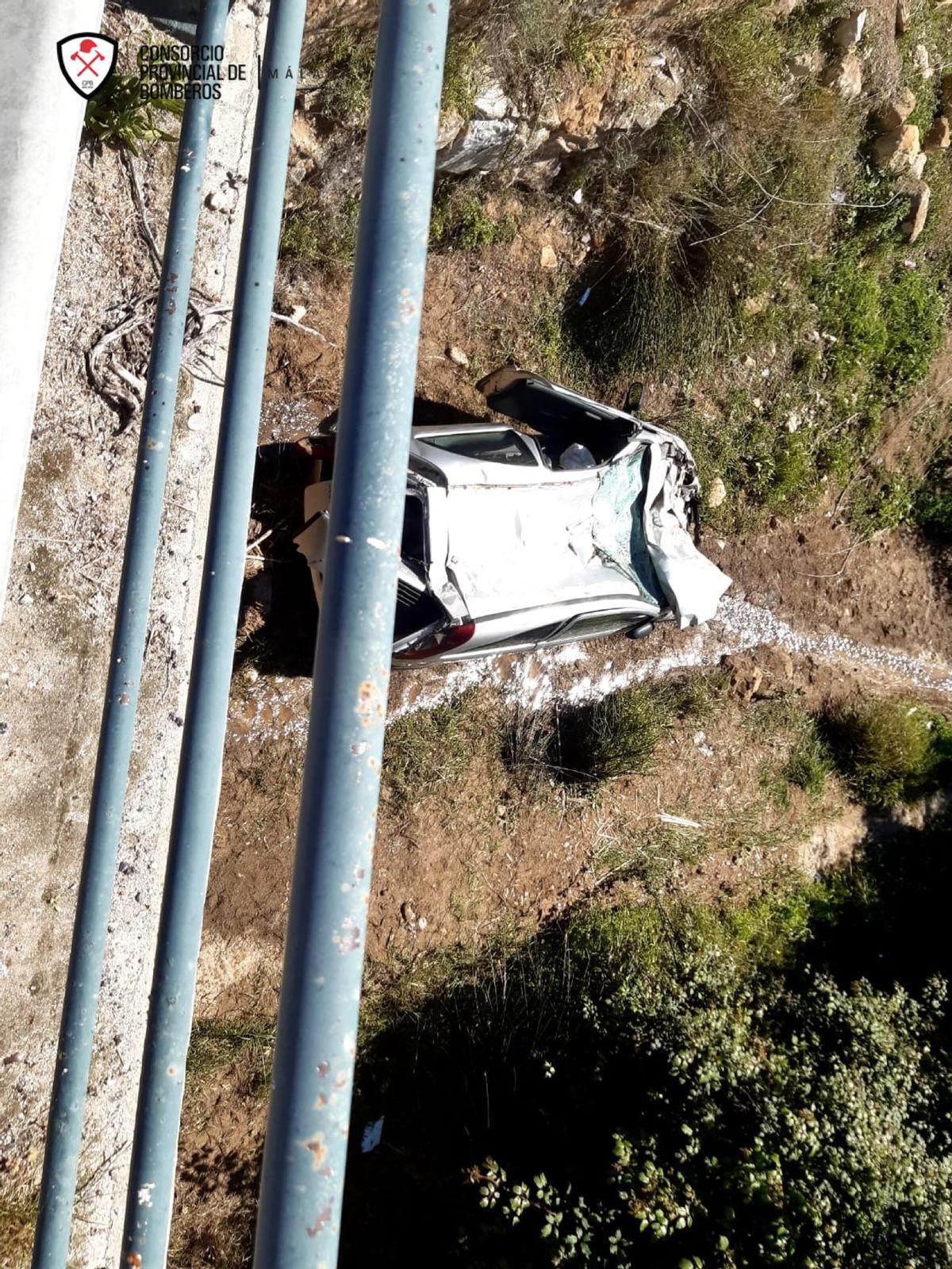 El coche se precipitó por un puente de la carretera A-354