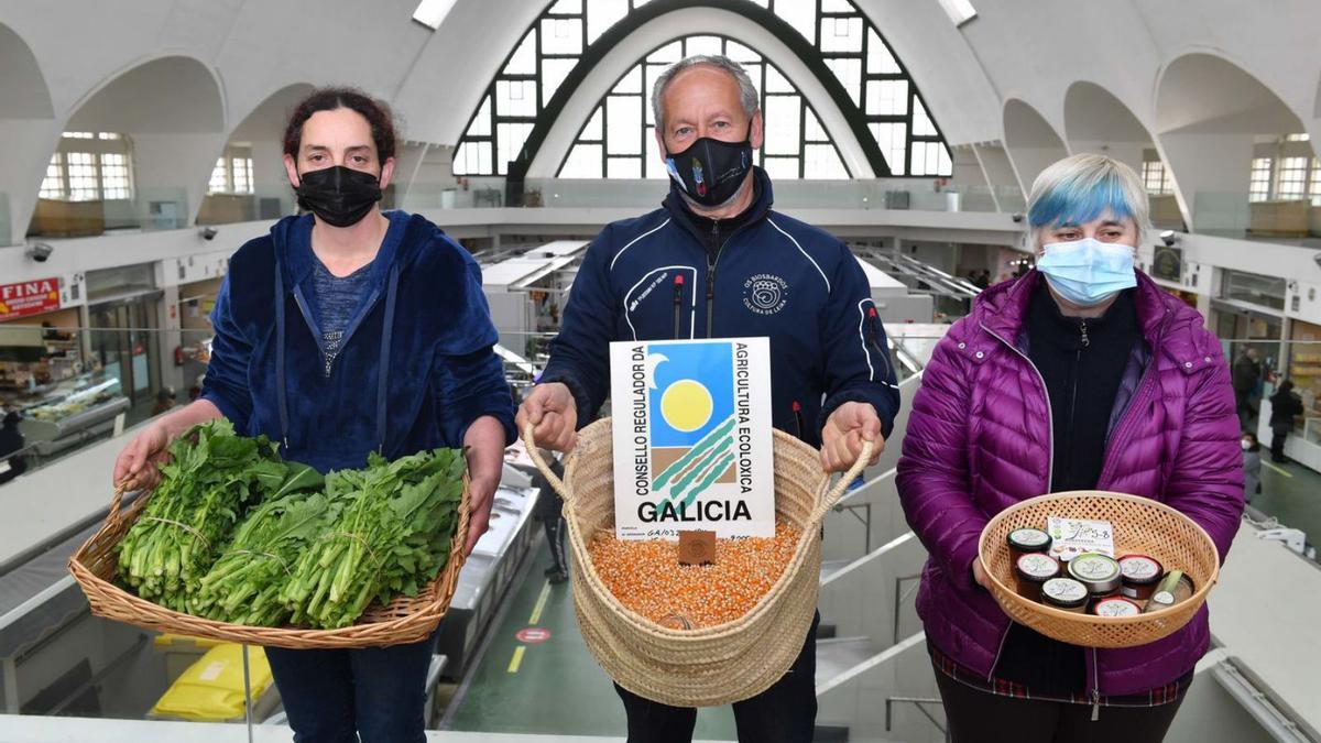 Dolores Porto, Xaime Vilasoa y Paula Patiño, en el mercado de San Agustín.   | // VÍCTOR ECHAVE