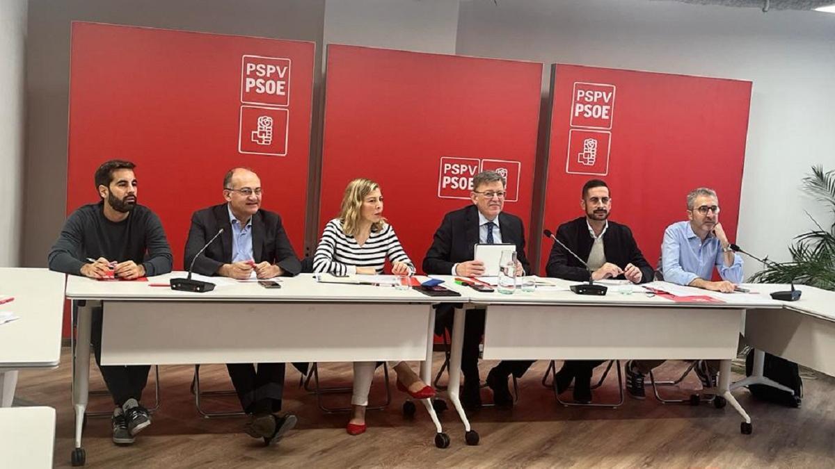Puig, en el centro, en la reunión de coordinación institucional del PSPV.