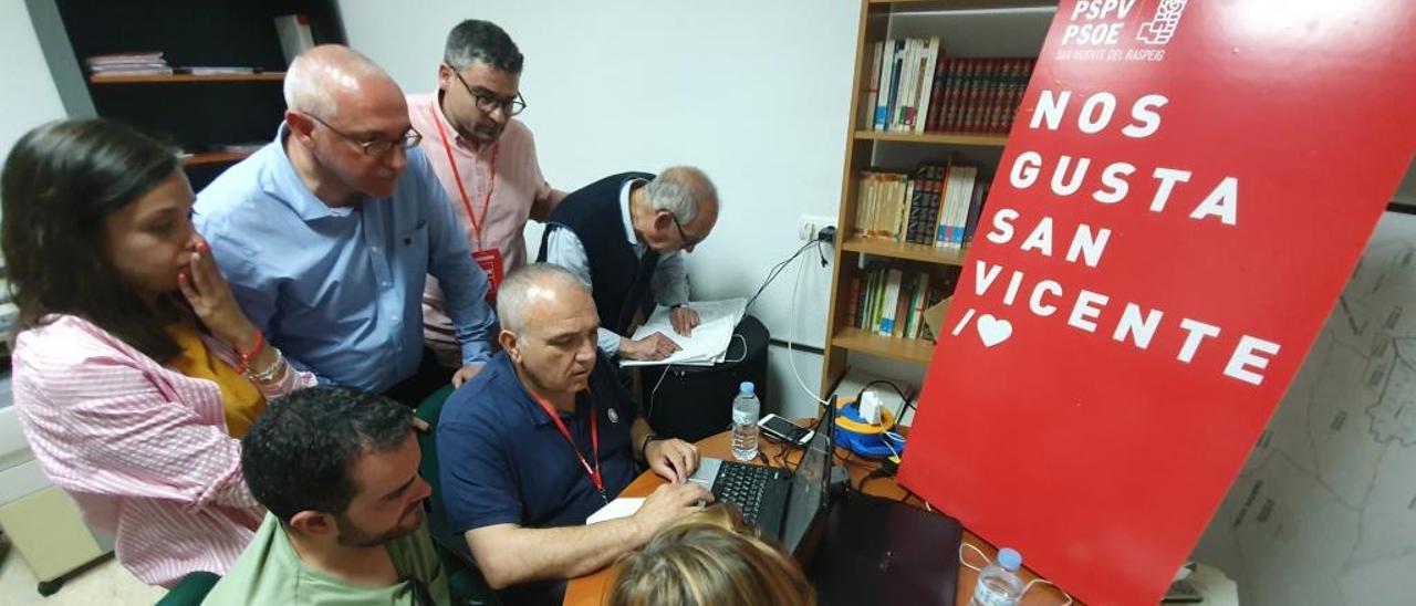 El alcalde, Jesús Villar, siguiendo los resultados electorales el domingo por la tarde.