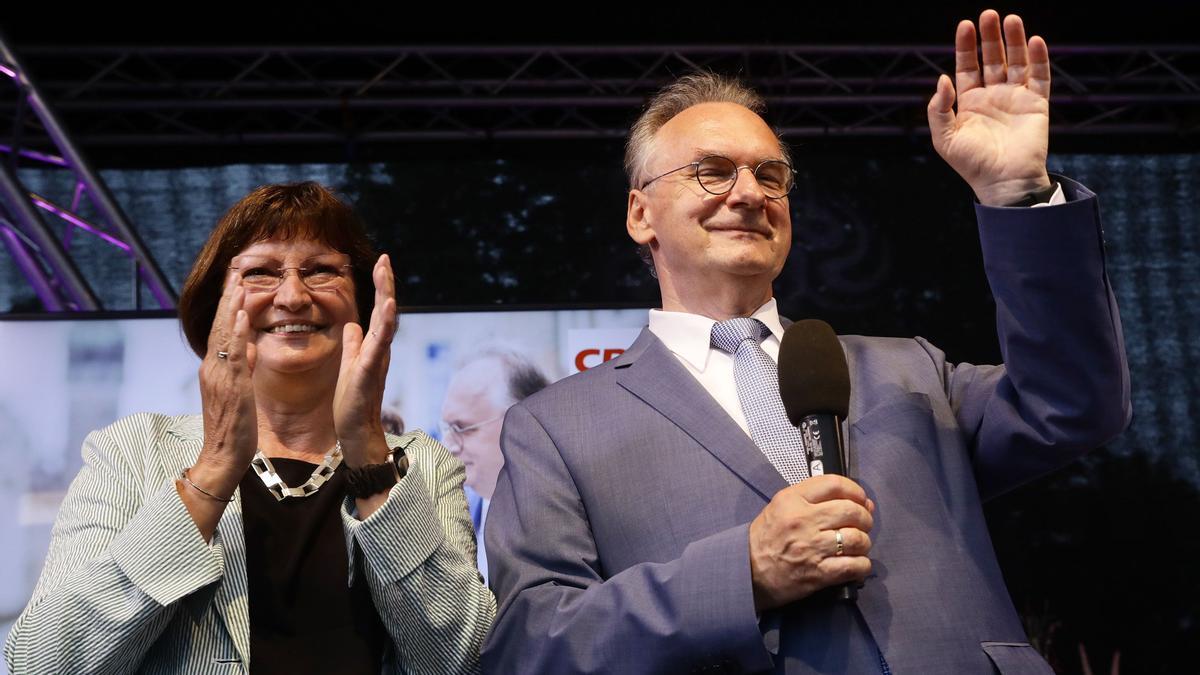 Reiner Haseloff, candidato del CDU, junto a su esposa, celebran la victoria en Sajonia-Analt.