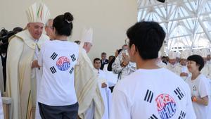 El Papa Francisco se reúne con la gente mientras dirige la santa misa de la Jornada Mundial de la Juventud en el Parque Tejo durante su viaje apostólico a Portugal con motivo de la XXXVII Jornada Mundial de la Juventud, en Lisboa, Portugal