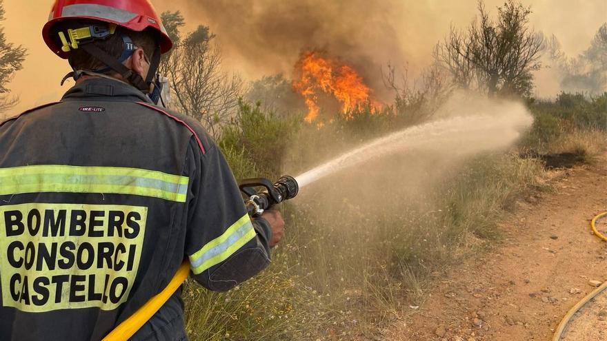 Un bombiero trabajando en el incendio