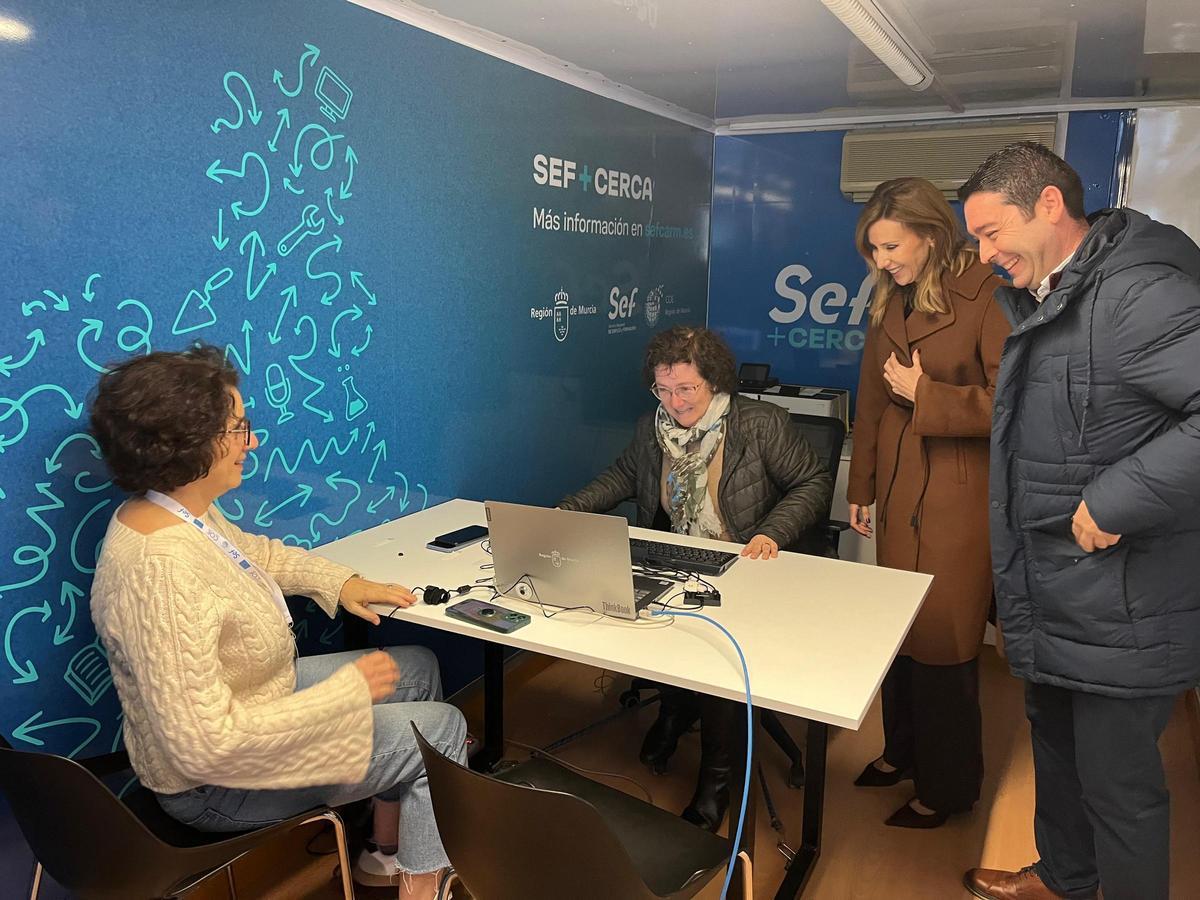 La consejera López Aragón y el alcalde de Las Torres, durante su visita al interior de la unidad móvil 'SEF+Cerca' este lunes.