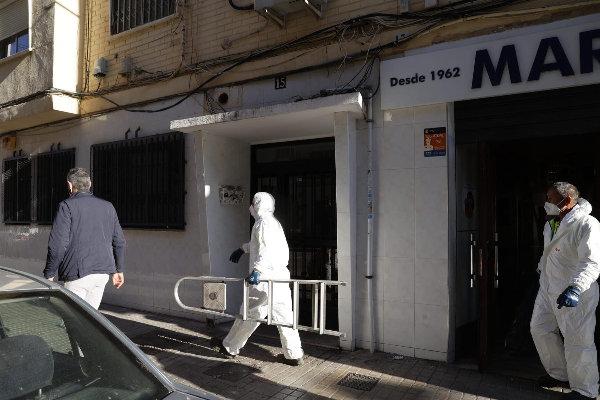 Limpieza de un patio de viviendas precarias en Orriols