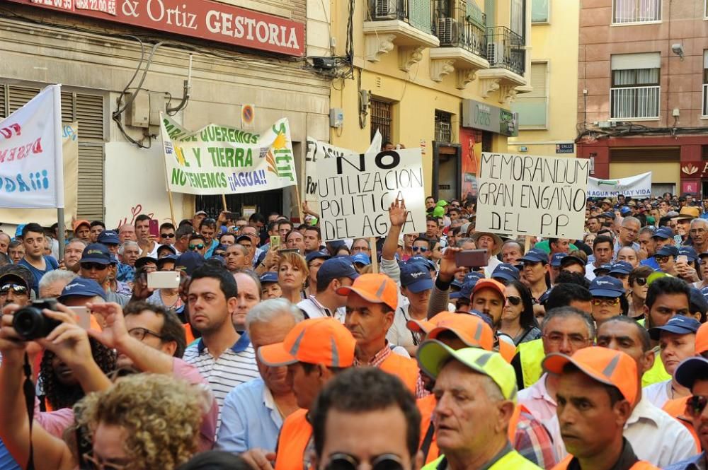 Gran protesta de los agricultores frente a la CHS