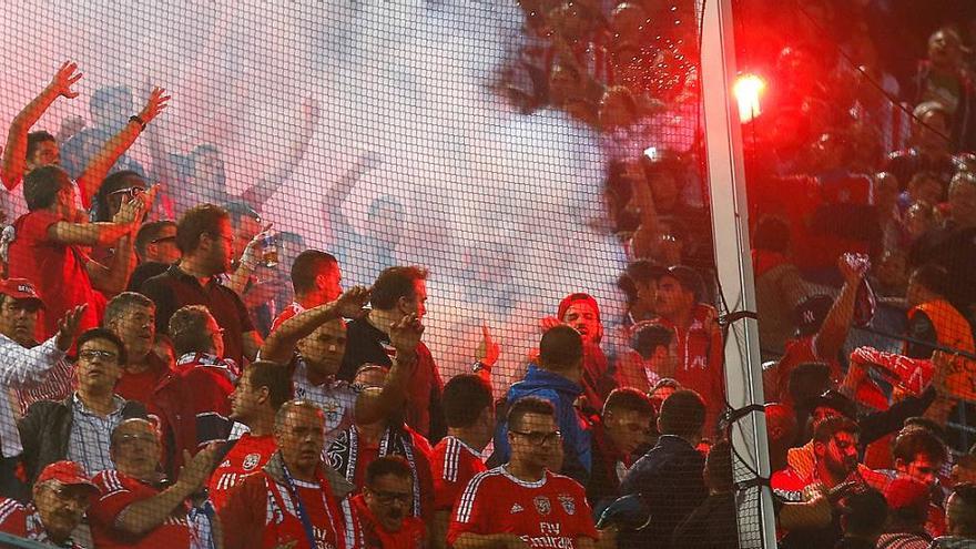 Un niño de 3 años, alcanzado por una bengala durante el Atlético-Benfica