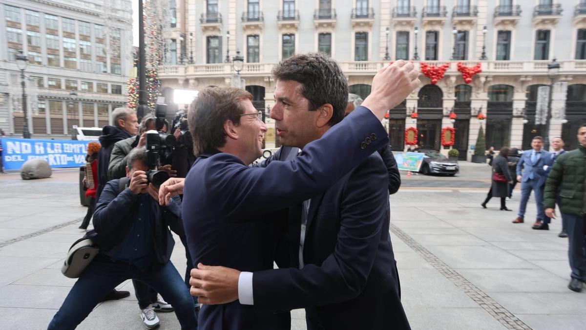 Carlos Mazón y José Luis Martínez Almeida se saludan antes de la cumbre.